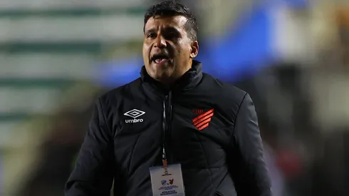 Foto: José Tramontin/athletico.com.br/Divulgação - Wesley Carvalho: técnico ficou na bronca com a arbitragem