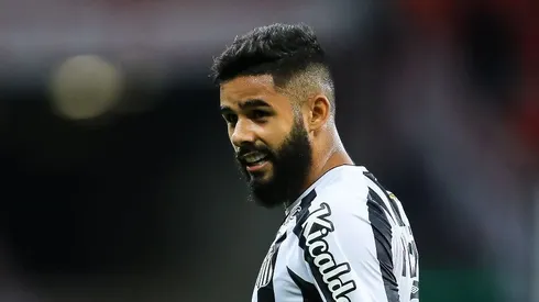 Foto: Pedro H. Tesch/AGIF - Felipe Jonatan jogador do Santos durante partida contra o Internacional no estadio Beira-Rio pelo campeonato Brasileiro A 2021