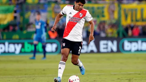FLORENCIO VARELA, ARGENTINA - APRIL 02: Robert Rojas of River Plate plays the ball during a match between Defensa y Justicia and River Plate as part of Copa de la Liga 2022 at Estadio Norberto Tomaghello on April 2, 2022 in Florencio Varela, Argentina. (Photo by Daniel Jayo/Getty Images)