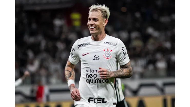 MG - BELO HORIZONTE - 08/07/2023 - BRASILEIRO A 2023, ATLETICO-MG X CORINTHIANS - Roger Guedes jogador do Corinthians comemora seu gol durante partida contra o Atletico-MG no estadio Mineirao pelo campeonato Brasileiro A 2023. Foto: Fernando Moreno/AGIF