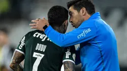 RJ - Rio de Janeiro - 03/10/2022 - BRASILEIRO A 2022, BOTAFOGO X PALMEIRAS - Dudu jogador do Palmeiras comemora seu gol com Abel Ferreira tecnico da sua equipe durante partida contra o Botafogo no estadio Engenhao pelo campeonato Brasileiro A 2022. Foto: Thiago Ribeiro/AGIF
