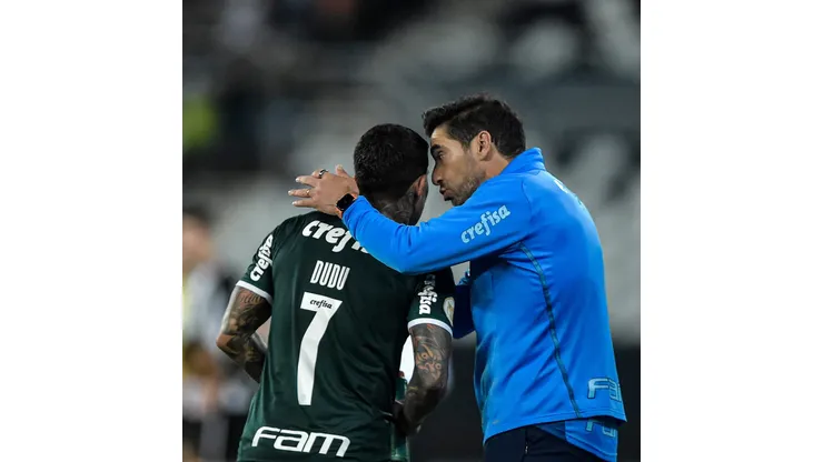 RJ - Rio de Janeiro - 03/10/2022 - BRASILEIRO A 2022, BOTAFOGO X PALMEIRAS - Dudu jogador do Palmeiras comemora seu gol com Abel Ferreira tecnico da sua equipe durante partida contra o Botafogo no estadio Engenhao pelo campeonato Brasileiro A 2022. Foto: Thiago Ribeiro/AGIF