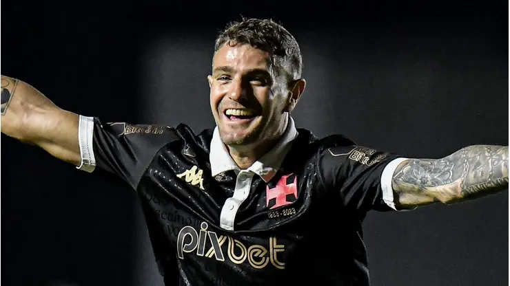 Foto: Thiago Ribeiro/AGIF - Vegetti jogador do Vasco comemora seu gol durante partida contra o Coritiba no estadio Sao Januario pelo campeonato Brasileiro A 2023.