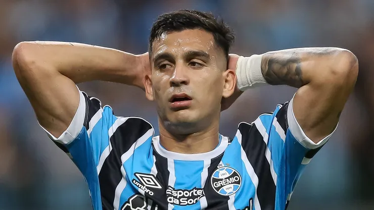 Foto: Pedro H. Tesch/AGIF - Cristaldo jogador do Gremio lamenta chance perdida durante partida contra o Botafogo no estadio Arena do Gremio pelo campeonato Brasileiro A 2023.