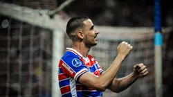 CE - FORTALEZA - 04/05/2023 - COPA SUL-AMERICANA 2023, FORTALEZA X ESTUDIANTES DE MERIDA - Thiago Galhardo jogador do Fortaleza comemora seu gol durante partida contra o Estudiantes de Merida no estadio Arena Castelao pelo campeonato Copa Sul-Americana 2023. Foto: Kely Pereira/AGIF