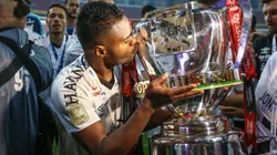Nikão com a taça da Copa do Brasil de 2019. Foto: Lucas Uebel/Getty Images