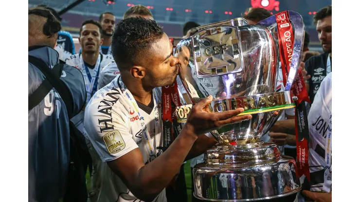 Nikão com a taça da Copa do Brasil de 2019. Foto: Lucas Uebel/Getty Images