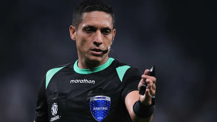 SP - SAO PAULO - 22/08/2023 - COPA SUL-AMERICANA 2023, CORINTHIANS X ESTUDIANTES - O arbitro Jesus Valenzuela durante partida entre Corinthians e Estudiantes no estadio Arena Corinthians pelo campeonato Copa Sul-Americana 2023. Foto: Ettore Chiereguini/AGIF