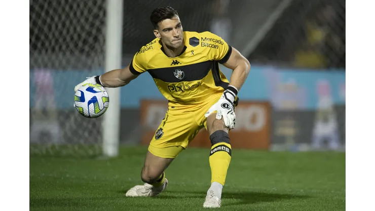 RJ - RIO DE JANEIRO - 23/07/2023 - BRASILEIRO A 2023, VASCO X ATHLETICO-PR - Leo Jardim goleiro do Vasco durante partida contra o Athletico-PR no estadio Sao Januario pelo campeonato Brasileiro A 2023. Foto: Jorge Rodrigues/AGIF