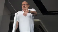 Andres Rueda assistindo a jogo de Santos x Botafogo na Vila Belmiro