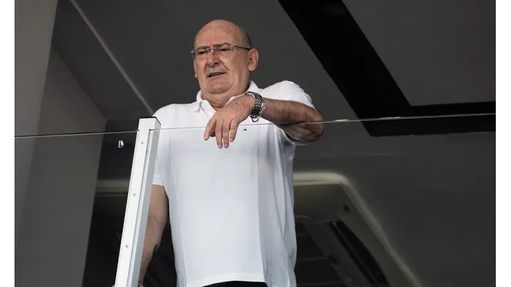 Andres Rueda assistindo a jogo de Santos x Botafogo na Vila Belmiro