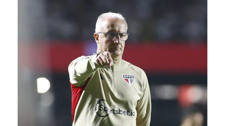 Ele teve treta com o técnico e ESTÁ FORA: Dorival Júnior aprova e jogador não joga mais com a camisa do São Paulo - Foto: Miguel Schincariol/Getty Images