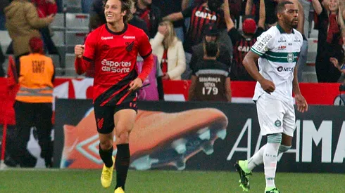 Foto: Gabriel Machado/AGIF - Cannobio comemoral gol diante ao Coritiba