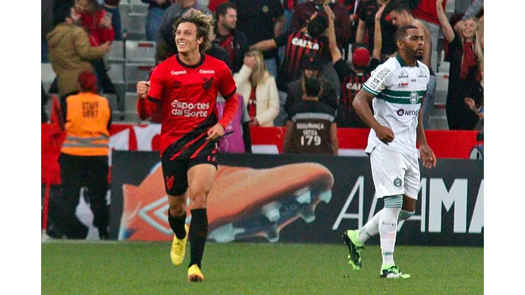 Foto: Gabriel Machado/AGIF - Cannobio comemoral gol diante ao Coritiba