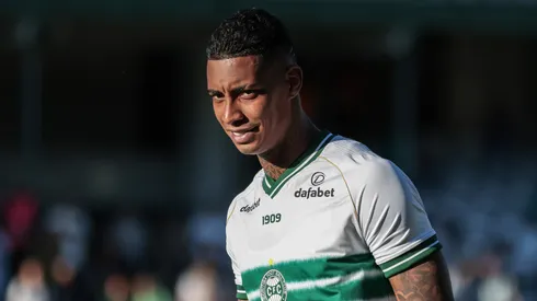 Alef Manga possui contrato com o Coxa. Foto: Robson Mafra/AGIF