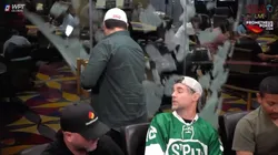 Porta de vidro estilhaçada em transmissão de poker (Foto: Reprodução Twitter / @HCLPokerShow)