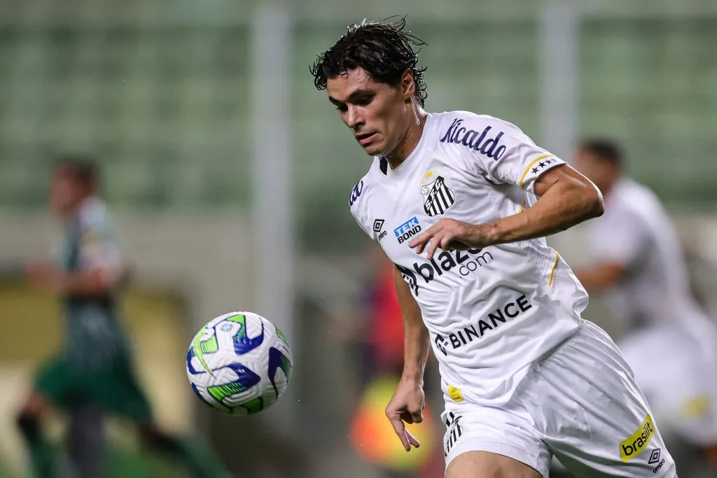 Dodo jogador do Santos durante partida contra o America-MG no estadio Independencia pelo campeonato Brasileiro A 2023. Foto: Gilson Lobo/AGIF