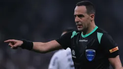 O árbitro Esteban Ostojich durante partida entre Corinthians e Fortaleza no estádio Arena Corinthians pelo campeonato Copa Sul-Americana 2023. Foto: Ettore Chiereguini/AGIF