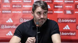 Foto: Robson Mafra/AGIF - Eduardo Coudet tecnico do Internacional durante entrevista coletiva apos a partida contra o Athletico-PR no estadio Arena da Baixada pelo campeonato Brasileiro A 2023.