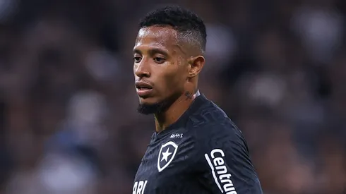 Foto: Marcello Zambrana/AGIF - Tche Tche jogador do Botafogo durante partida contra o Corinthians no estadio Arena Corinthians pelo campeonato Brasileiro A 2023.