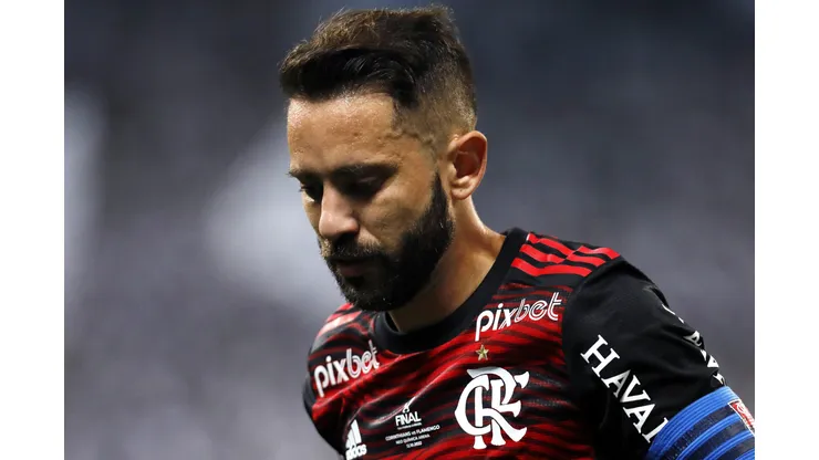ÍDOLO TRISTE! Ele não gostou nada disso: Atitude da diretoria do Flamengo magoa Everton Ribeiro - Foto: Ricardo Moreira/Getty Images