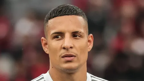 PR - CURITIBA - 02/09/2023 - BRASILEIRO A 2023, ATHLETICO-PR X ATLETICO-MG - Guilherme Arana jogador do Atletico-MG durante execucao do hino nacional antes da partida contra o Athletico-PR no estadio Arena da Baixada pelo campeonato Brasileiro A 2023. Foto: Robson Mafra/AGIF