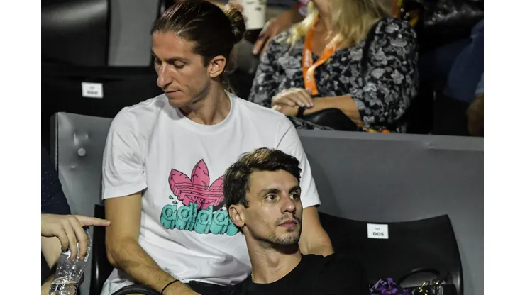 LEGENDA: RJ - Rio de Janeiro - 15/02/2022 - RIO OPEN 2022 - Rodrigo Caio e Filipe Luis assistem a partida entre tenista brasileiro Thiago Monteiro e o tenista argentino Sebastian Baez na quadra Central no Jockey Club Brasileiro, pelo Rio Open 2022 ATP 500, etapa do circuito mundial de Tenis. Foto: Thiago Ribeiro/AGIF