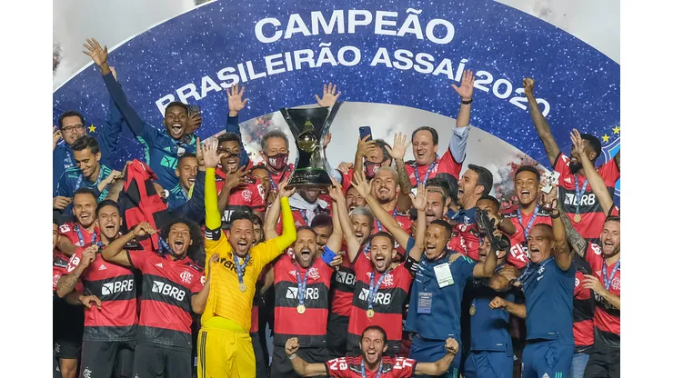SP - Sao Paulo - 25/02/2021 - BRASILEIRO A 2020, SAO PAULO X FLAMENGO - Jogadores do Flamengo comemoram titulo de campeao durante cerimonia de premiacao apos vitoria contra o Sao Paulo em partida no estadio Morumbi pela decisao do campeonato Brasileiro A 2020. Foto: Marcello Zambrana/AGIF