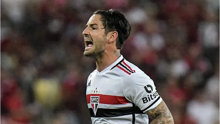 Foto: Thiago Ribeiro/AGIF - Alexandre Pato jogador do Sao Paulo durante partida contra o Flamengo no estadio Maracana pelo campeonato Brasileiro A 2023.
