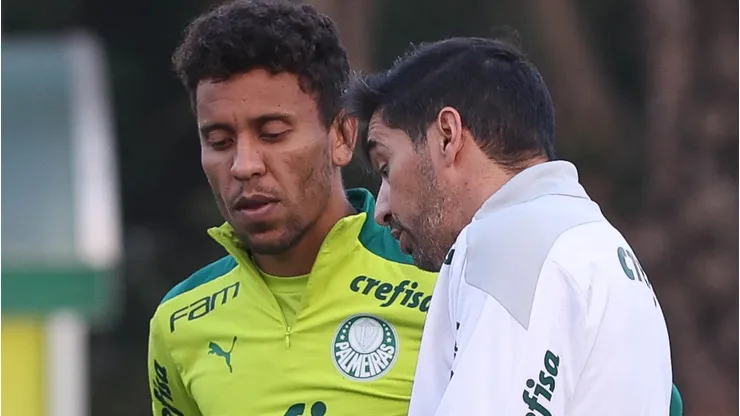 O técnico Abel Ferreira e o jogador Marcos Rocha (E), da SE Palmeiras, durante treinamento, na Academia de Futebol. (Foto: Cesar Greco)