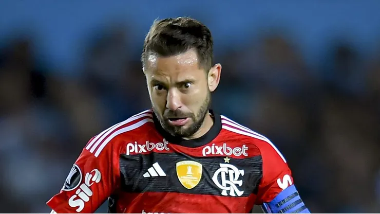 AVELLANEDA, ARGENTINA - MAY 04: Everton Ribeiro of Flamengo drives the ball during a Copa CONMEBOL Libertadores 2023 Group A match between Racing Club and Flamengo at Presidente Peron Stadium on May 04, 2023 in Avellaneda, Argentina. (Photo by Marcelo Endelli/Getty Images)