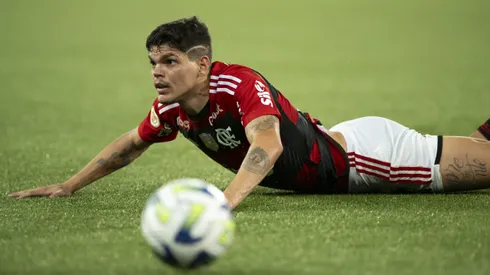 Ayrton Lucas jogador do Flamengo durante partida contra o Botafogo no Nilton Santos pelo campeonato Brasileiro A 2023. Foto: Jorge Rodrigues/AGIF