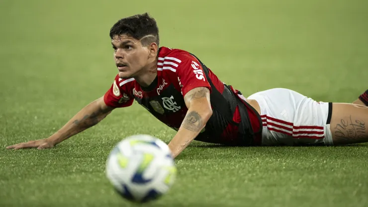 Ayrton Lucas jogador do Flamengo durante partida contra o Botafogo no Nilton Santos pelo campeonato Brasileiro A 2023. Foto: Jorge Rodrigues/AGIF