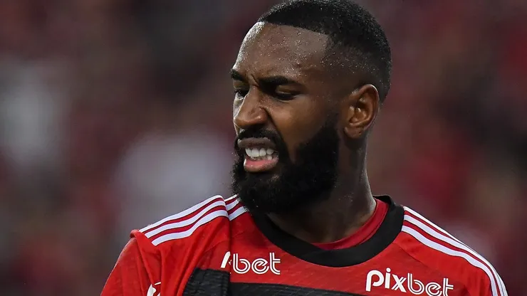 Gerson é expulso e deixa Flamengo comprometido em jogo contra o Santos - Foto: Thiago Ribeiro/AGIF