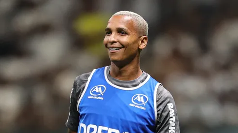 Deyverson durante aquecimento da partida