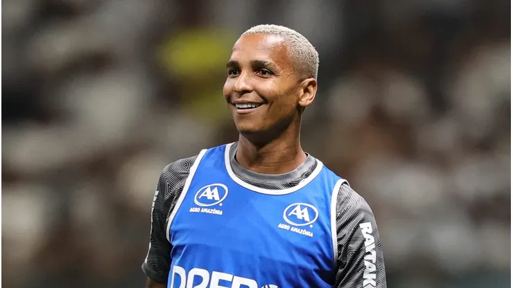 Deyverson durante aquecimento da partida