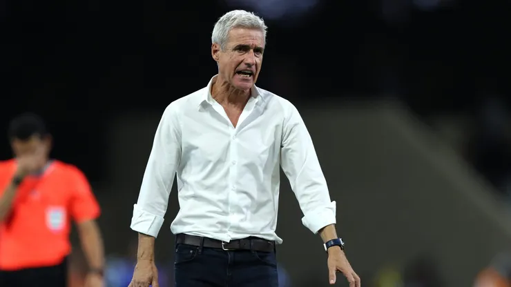 RIYADH, SAUDI ARABIA - AUGUST 12: Luis Castro, Head Coach of Al-Nassr, reacts during the Arab Club Champions Cup Final between Al Hilal and Al Nassr at King Fahd International Stadium on August 12, 2023 in Riyadh, Saudi Arabia. (Photo by Yasser Bakhsh/Getty Images)