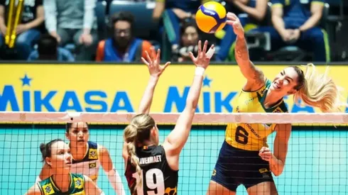 Thaisa atacando diante das belgas. Foto: FIVB