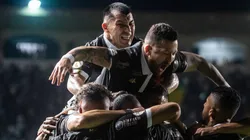 Jogadores do Vasco comemoram o gol de Rossi (Foto: Leandro Amorim/CRVG)