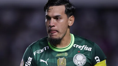 SP - SANTOS - 20/05/2023 - BRASILEIRO A 2023, SANTOS X PALMEIRAS - Gustavo Gomez jogador do Palmeiras durante partida contra o Santos no estadio Vila Belmiro pelo campeonato BRASILEIRO A 2023. Foto: Ettore Chiereguini/AGIF