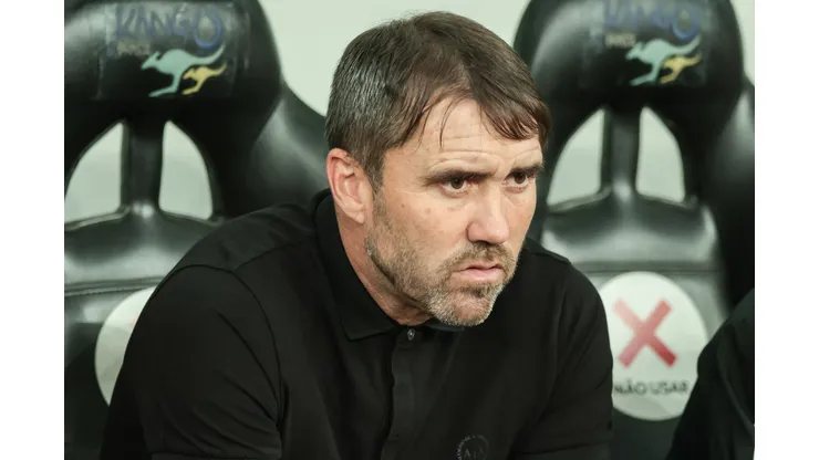 PR - CURITIBA - 21/09/2023 - BRASILEIRO A 2023, ATHLETICO-PR X INTERNACIONAL - Eduardo Coudet tecnico do Internacional durante partida contra o Athletico-PR no estadio Arena da Baixada pelo campeonato Brasileiro A 2023. Foto: Robson Mafra/AGIF