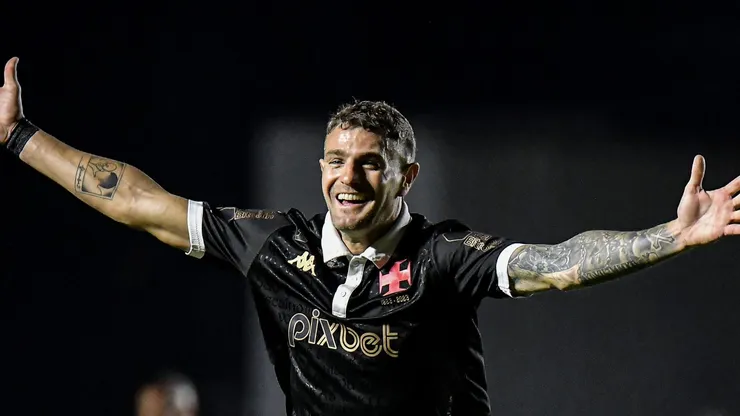 Vegetti comemorando gol contra o Coxa