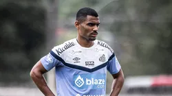 Foto: Raul Baretta/ Santos FC - Joaquim em ação no treino pelo Peixão