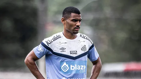 Foto: Raul Baretta/ Santos FC - Joaquim em ação no treino pelo Peixão