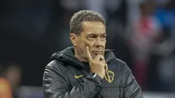 SAO PAULO, BRAZIL - AUGUST 13: Vanderlei Luxemburgo coach of Corinthians reacts during a match between Corinthians and Coritiba as part of Brasileirao Series A 2023 at Neo Quimica Arena on August 13, 2023 in Sao Paulo, Brazil. (Photo by Miguel Schincariol/Getty Images)