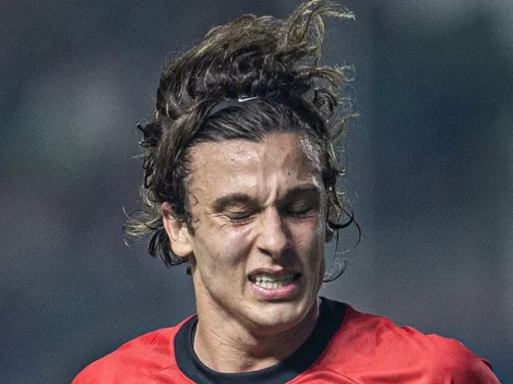 Torcida do Athletico fica assustada com perna de Cannobio em ‘pancada’ diante do Inter