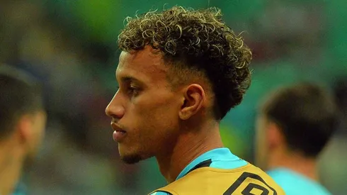 BA - SALVADOR - 04/07/2023 - COPA DO BRASIL 2023, BAHIA X GREMIO - Bitello, jogador do Gremio durante aquecimento antes da partida contra o Bahia no estadio Arena Fonte Nova pelo campeonato Copa do Brasil 2023. Foto: Walmir Cirne/AGIF