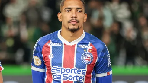 PR - CURITIBA - 14/09/2023 - BRASILEIRO A 2023, CORITIBA X BAHIA - Gilberto jogador do Bahia durante execucao do hino nacional antes da partida contra o Coritiba no estadio Couto Pereira pelo campeonato Brasileiro A 2023. Foto: Robson Mafra/AGIF