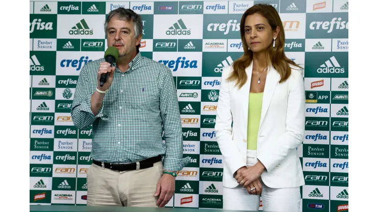 Sao Paulo - SP - 29/01/16 - APRESENTACAO DO NOVO UNIFORME DO PALMEIRAS - Paulo Nobre (e) e Leila Pereira durante a apresentacao novo uniforme do Palmeiras na Academia de Futebol. Foto: Marcello Zambrana/AGIF