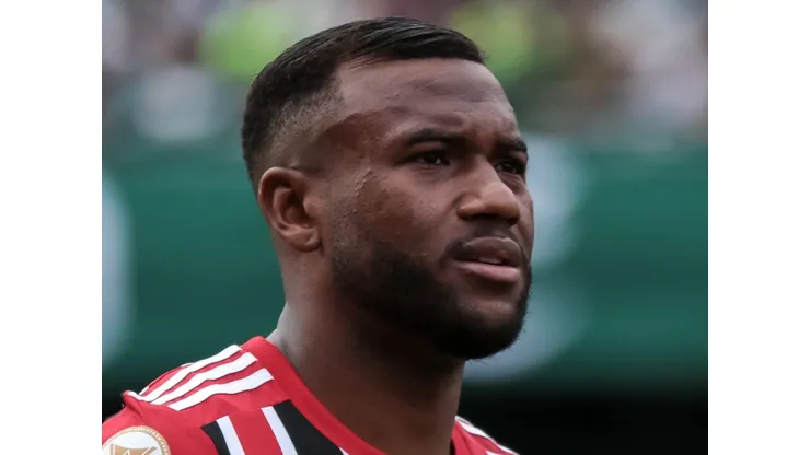 Luan jogador do Sao Paulo durante execucao do hino nacional antes da partida contra o Coritiba no estadio Couto Pereira pelo campeonato BRASILEIRO A 2023. Foto: Robson Mafra/AGIF